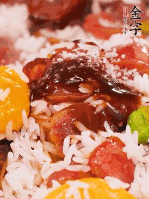 調(diào)醬汁，把蠔油：生抽：老抽：香油按1:2:1:0.5的比例。