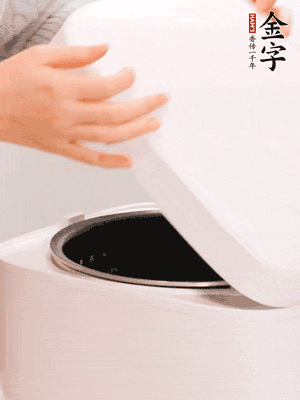 泡發(fā)香菇的水和調(diào)好的醬汁混合在一起，倒入電飯煲中，煮飯。