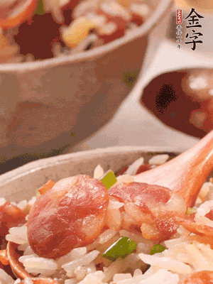 開(kāi)蓋后，沿鍋邊淋2大勺花生油，大火烤出鍋巴。輕輕翻拌一下，撒點(diǎn)蔥花。