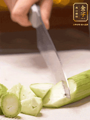 絲瓜去皮，切滾刀塊