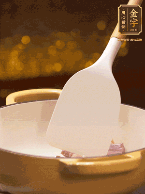 油溫7成熱，下蒜末、咸肉略微煸炒，再下絲瓜