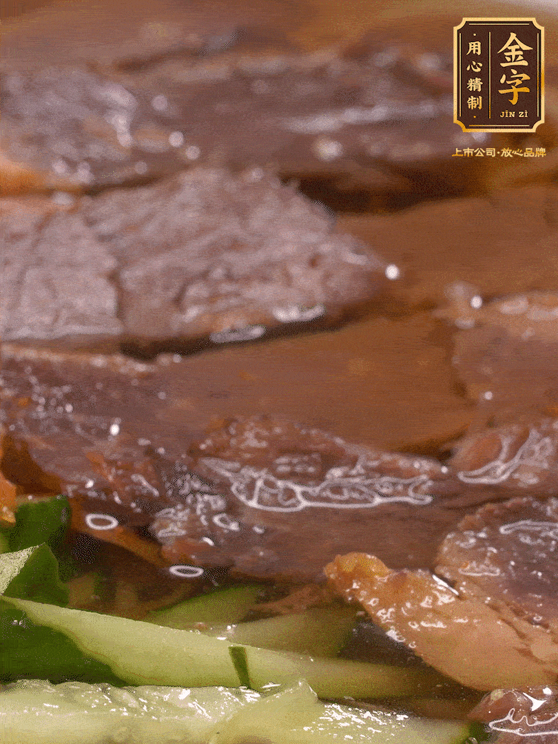 養(yǎng)麥冷面，涼水中清洗浸泡5分鐘，沸水中煮3分鐘，涼水漂洗沖涼