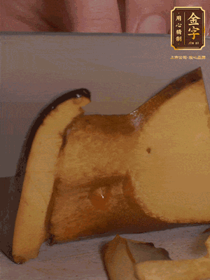 2個牛肝菌切丁，1個牛肝菌切片；金字香腸1根切丁，1根切片