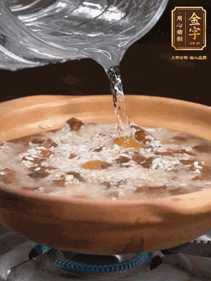 再倒入泡了30分鐘的大米翻拌均勻，加水稍微沒過（米水比例1:1），中火燜煮，到冒大泡，大致5分鐘