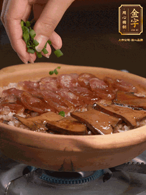 最后鋪上牛肝菌，爭分奪秒地倒上醬汁，撒點小蔥花