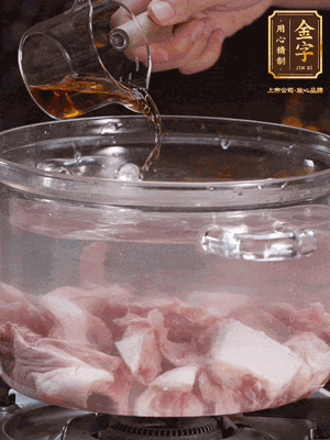 老鴨切塊，鍋里水煮開(kāi)，鴨肉加姜片、料酒焯水