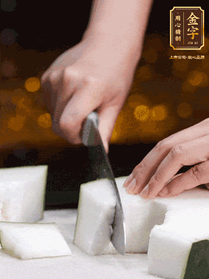 薏米提前浸泡好。冬瓜帶皮洗凈切塊