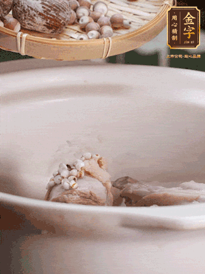 焯好水洗凈的鴨肉、薏米、芡實(shí)、蜜棗+適量水煲1小時(shí)