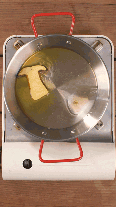 牛肝菌切片，用黃油煎熟