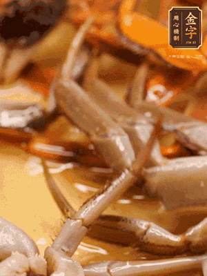 鍋中少油，螃蟹下到鍋中煎一煎