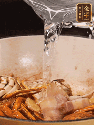 加料酒/花雕酒去腥，加入開水燜10分鐘左右