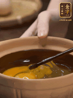 雞蛋打入砂鍋，充分打勻，1.5倍的溫水加一勺鹽，倒入蛋液中，攪拌均勻后用勺子舀去表面浮沫