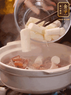 轉(zhuǎn)小火煮1個小時，再放入山藥煮30分鐘，最后加紅棗、枸杞