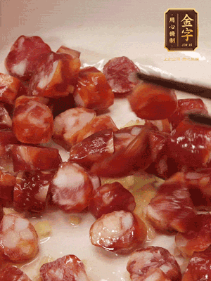 砂鍋熱油，下姜絲、香腸煸香