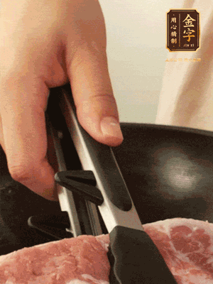 大塊五花肉皮面朝下，烙2-3分鐘