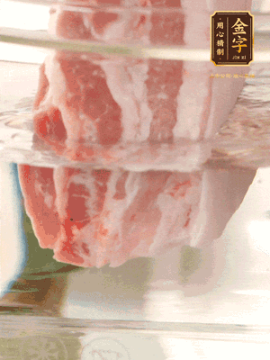 大塊豬五花冷水下鍋，蔥、姜、花雕酒焯水