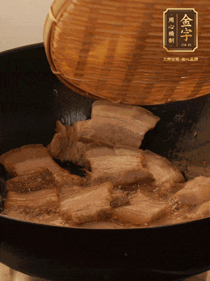 鍋中少油，翻炒五花肉