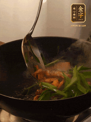 黃豆醬、鹽、糖調(diào)味，淋一圈花雕酒，蒜白先下，蒜葉后下