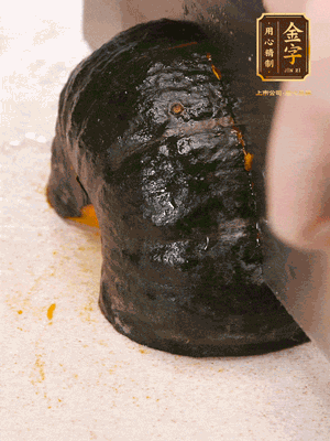 貝貝南瓜去皮，切成小塊。姜切絲