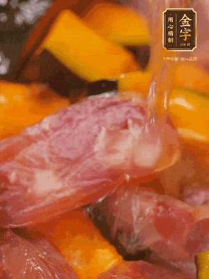 下香腸，倒沒(méi)過(guò)南瓜的水，加1/2勺鹽、1/2勺白糖、1勺蠔油燜8分鐘