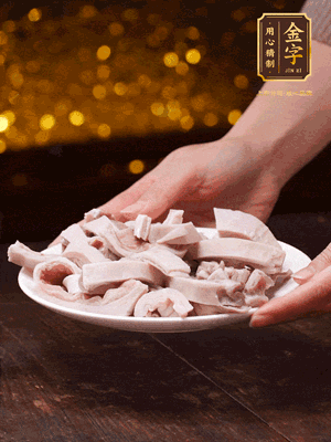 豬肚冷水下鍋，姜蔥料酒去腥，水開煮5分鐘，撈出，切小塊。