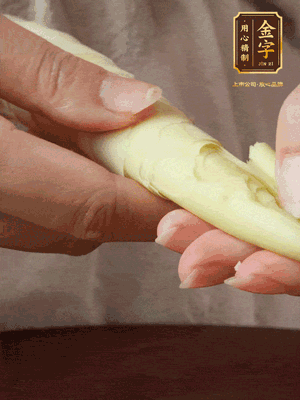 春筍沿著外皮豎著淺劃一刀，剝下外殼，切掉尾部的老根，切滾刀塊。（這個時候的春筍最為鮮嫩脆爽，不需要焯水去除澀味）