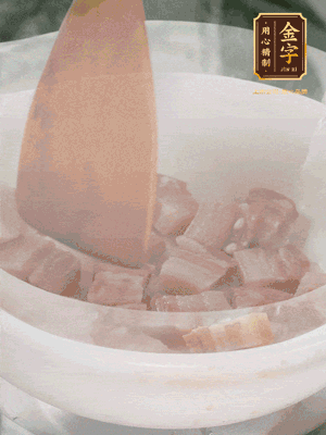 砂鍋內(nèi)咸肉微微煸出香味，再倒入開水。放排骨滾開后轉(zhuǎn)中小火篤30分鐘。（水盡量一次加足，以免中途加水沖淡鮮味。這一步是湯底濃白的關(guān)鍵）