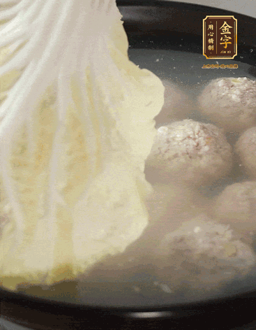 等獅子頭浮起來(lái)時(shí)再加白菜蓋。小火慢燉2小時(shí)