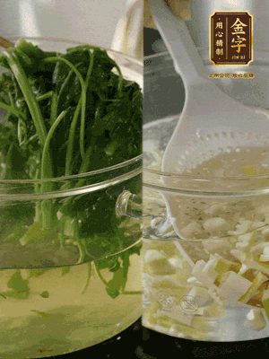 春筍切丁焯水；薺菜加鹽焯水，過涼水后切成細(xì)末