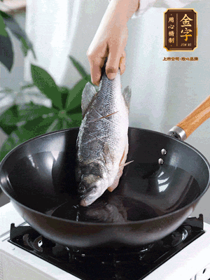 熱油，加1大勺豬油、姜片，再下鱸魚，煎至定型后翻面。（加點豬油，燉出的魚湯更容易變?yōu)榍逅哪贪咨?。?>
					</div>
					<span>步驟 3/6</span>
					<p>熱油，加1大勺豬油、姜片，再下鱸魚，煎至定型后翻面。（加點豬油，燉出的魚湯更容易變?yōu)榍逅哪贪咨?。?/p>
				</li><li>
					<div   id=