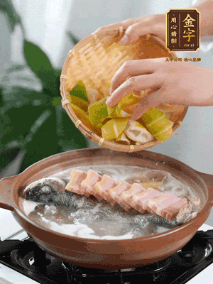 倒開水燉煮后轉(zhuǎn)移入砂鍋，淋料酒去腥、加少許鹽調(diào)味，再依次加咸肉、春筍燉煮15分鐘。