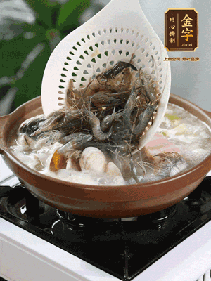 最后加一把蛤蜊、一把河蝦燜2分鐘，放一點白胡椒粉調(diào)味，撒上蔥花點綴！