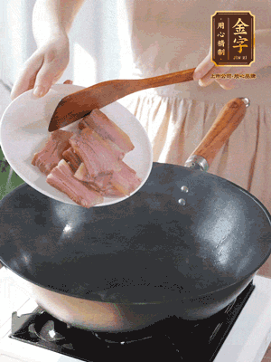 豬油熱鍋，下咸肉煸香，再下蔥姜提鮮