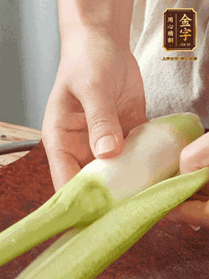 茭白去皮切絲，下鍋稍稍汆燙一下瀝干。