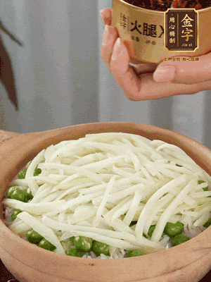 到水微干，放上豌豆、茭白絲。
