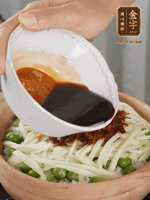 繼續(xù)小火燜3分鐘，淋上XO醬攪拌均勻。
