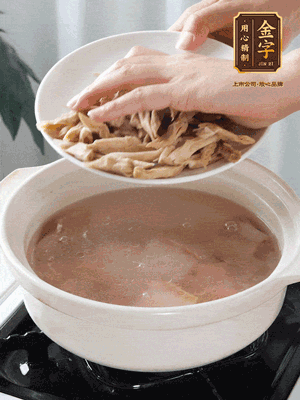 再下筍干段，加水、少許黃酒中火燉煮15分鐘。