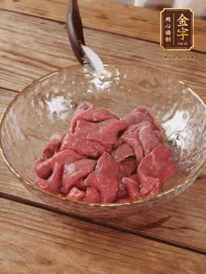 牛肉切丁，加黑胡椒海鹽、橄欖油腌10分鐘