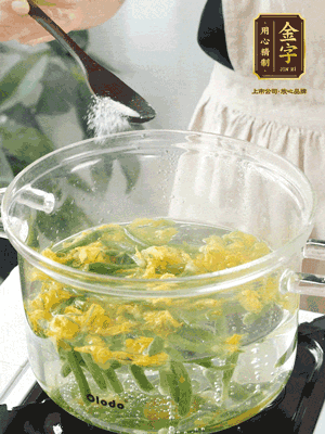 水開后，加鹽、黃瓜花焯水30秒