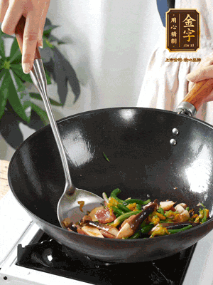 煸香蒜末，下香腸翻炒均勻，再依次下雞縱菌、黃瓜花