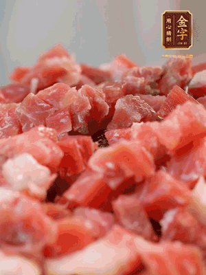 做月餅餡 火腿切成小丁，溫水浸泡5分鐘，上鍋蒸熟15-20分鐘，再將火腿丁、白砂糖、蜂蜜攪拌腌漬2小時
