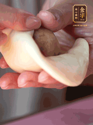 包月餅 面劑兩頭向中間捏緊， 光滑一面向下