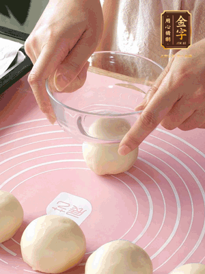 按扁后搟成圓形面皮。餡料放在面皮中心，把餡料包緊，捏緊收口