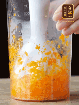 加玉米油、水怡、水揉搓成細(xì)膩的面團(tuán)。松弛半小時后，分成37g一個