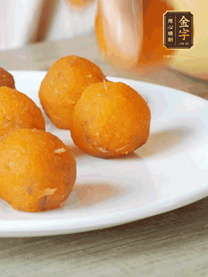 融化的黃油、芝士粉攪勻，加糖粉、蛋液、淡奶油、咸蛋黃攪勻，再加入玉米淀粉、奶粉拌勻，用不粘鍋炒至抱團(tuán)