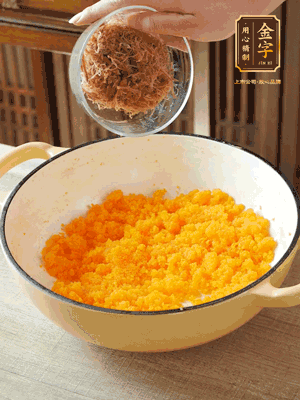 加火腿絲拌均，分成37g一個餡料，冷凍30分鐘