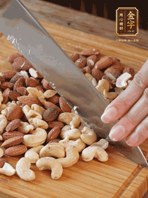 熟堅果切成大顆粒，加入杏仁片、白芝麻、火腿絲、熟糯米粉、玫瑰花醬、花生油、水怡攪拌均勻，捏成52g一個的小球