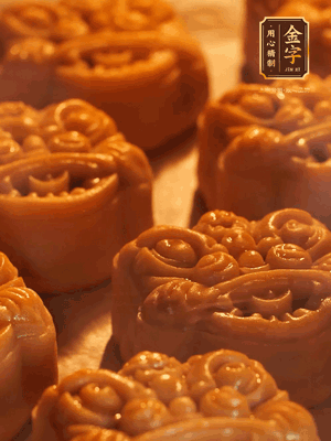 表面噴上水，烤箱預熱至190℃，170℃烤10分鐘