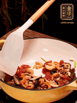 蔥白、干香菇、蝦米、香腸片略微翻炒才出香味，然后倒入料汁（生抽3勺、蠔油2勺、胡椒粉少許）、大米拌勻