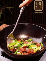 油熱下香腸炒至兩面微焦，下姜蒜、干辣椒、小米椒碎爆香